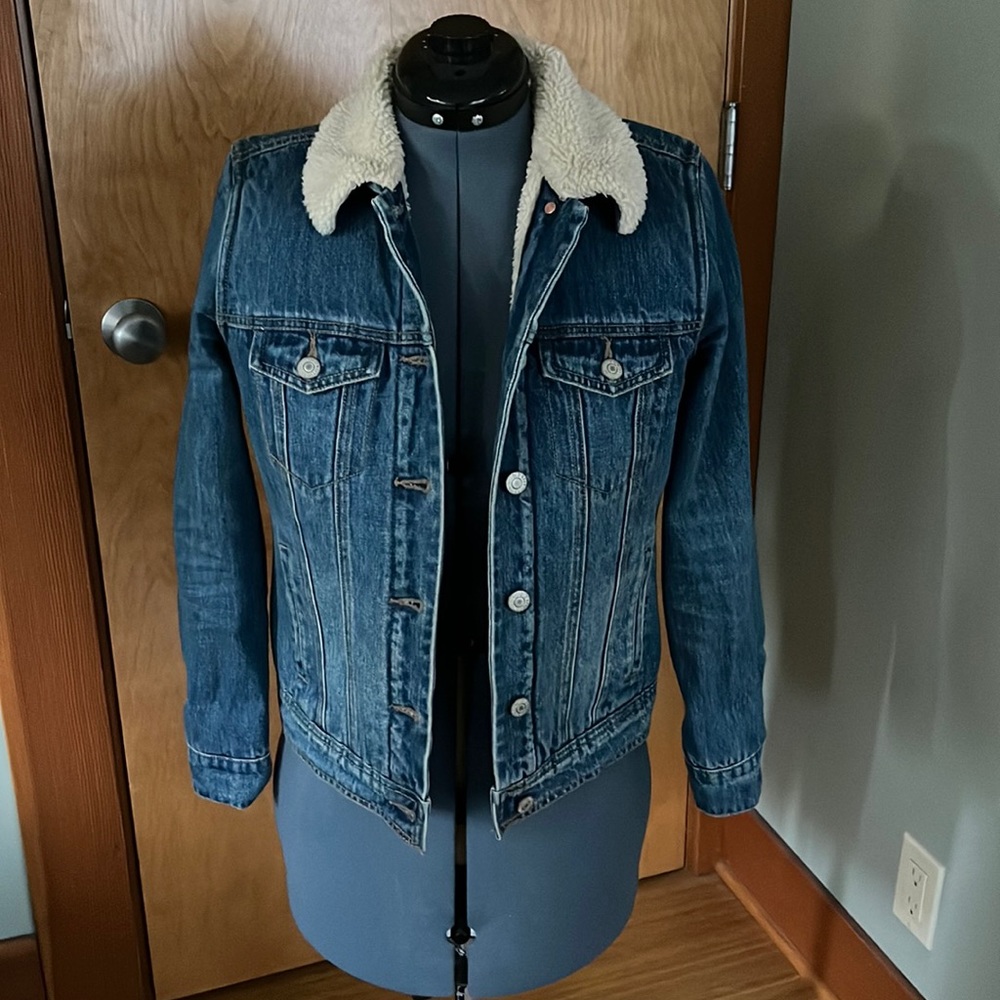 Old navy shearling collar denim jacket size XS